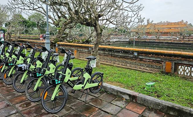 베트남 후에의 명소 후에 황궁 입구에는 한국 스타트업 지쿠가 운영하는 지바이크 자전거 여러대가 이처럼 주차돼 있다. /후에=장우정 기자