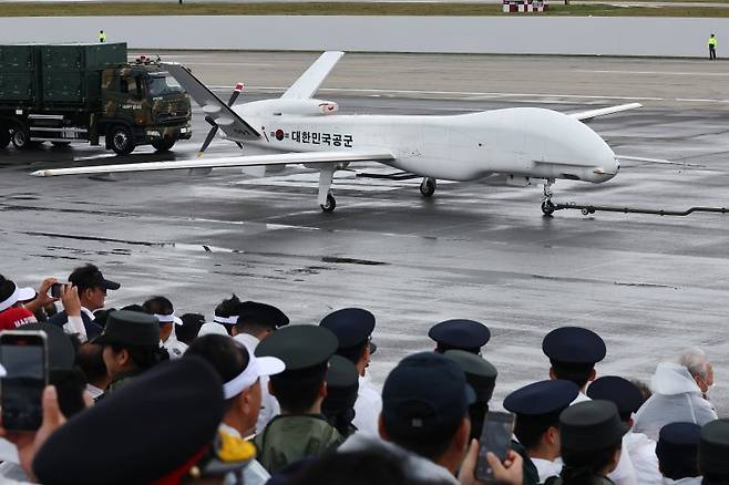 지난 10월 1일 오전 경기도 성남 서울공항에서 열린 건군 76주년 국군의날 기념식에서 한국형 중고도정찰무인기가 등장하고 있다. 사진=연합뉴스