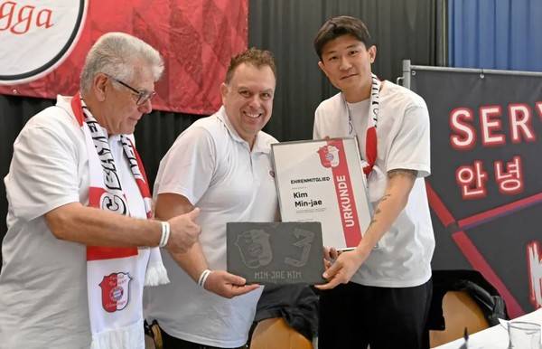 김민재(바이에른뮌헨)와 팬클럽. '아우크스부르거 알게마이네' 캡처