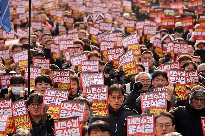 민주노총 조합원들이 지난 12일 서울 중구 세종대로에서 열린 \'내란주범 윤석열 즉각 탄핵, 구속 내란동조 국민의힘 해체\'를 요구하는 노동자 시민대회를 하고 있다. 정용일 선임기자 yongil@hani.co.kr