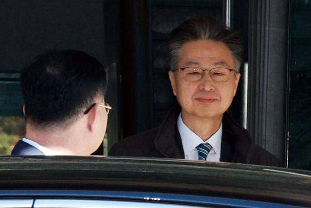 최재해(오른쪽) 감사원장이 5일 서울 종로구 감사원을 나서고 있다. 연합뉴스