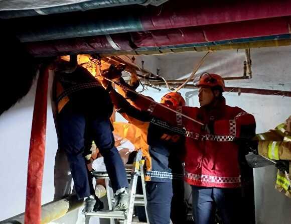 지난 16일 청소작업자 굴뚝 끼임사고가 발생해 구조를 하고 있다.[사진=과천소방서]