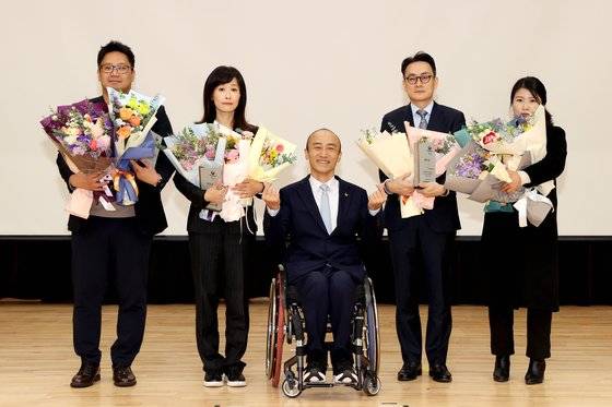 17일 이천선수촌에서 열린 2024년 대한장애인체육회장상 업무유공 및 홍보상을 받은 수상자들. 사진 대한장애인체육회