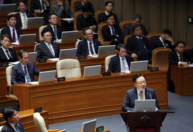 조규홍 보건복지부 장관이 11일 오후 국회 본회의에서 진행된 ‘비상계엄 선포 내란행위와 관련한 긴급현안 질문’에서 답변하고 있다. 연합뉴스