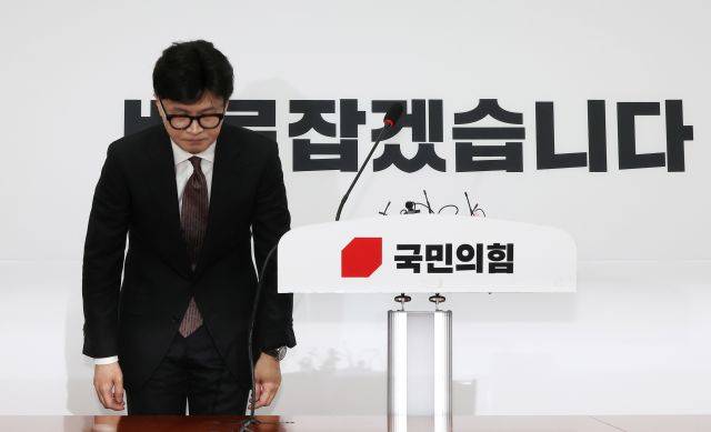 한동훈 국민의힘 대표가 16일 오전 국회에서 열린 기자회견에서 당 대표직 사퇴 입장을 밝히며 인사하고 있다. 연합뉴스