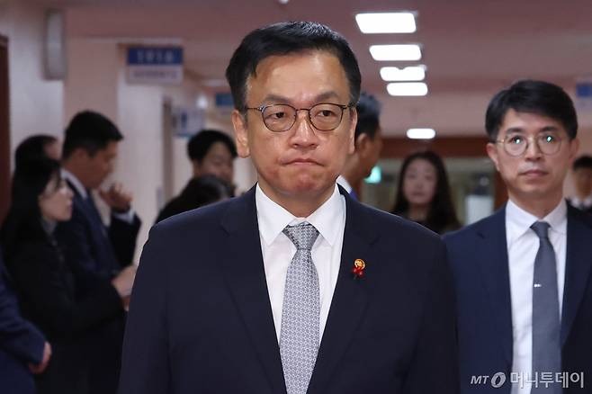 [서울=뉴시스] 조수정 기자 = 최상목 경제부총리 겸 기획재정부 장관이 17일 서울 종로구 정부서울청사에서 열린 국무회의에 입장하고 있다. 2024.12.17. chocrystal@newsis.com /사진=조수정