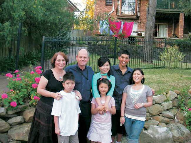 2007년 필자(뒷줄 오른쪽 두 번째)가 호주 시드니 인근 글렌브룩에 있는 피터 아저씨(〃 세 번째) 댁에 방문해 아저씨 가족과 함께 찍은 사진.