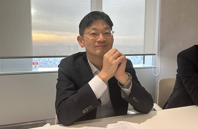 오건영 신한프리미어 패스파인더 단장이 지난 12일 서울 영등포구 여의도TP센터에서 ‘2025년 투자전략’에 관한 인터뷰 질문에 답을 하고 있다. [헤럴드DB]