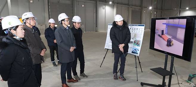 [대전=뉴시스] 백승보 조달청 차장(오른쪽서 세번째)이 17일 수자원공사 경기동남권지사 수지정수장을 방문해 정수용 활성탄 비축물자를 점검하고 있다.(사진=조달청 제공) *재판매 및 DB 금지