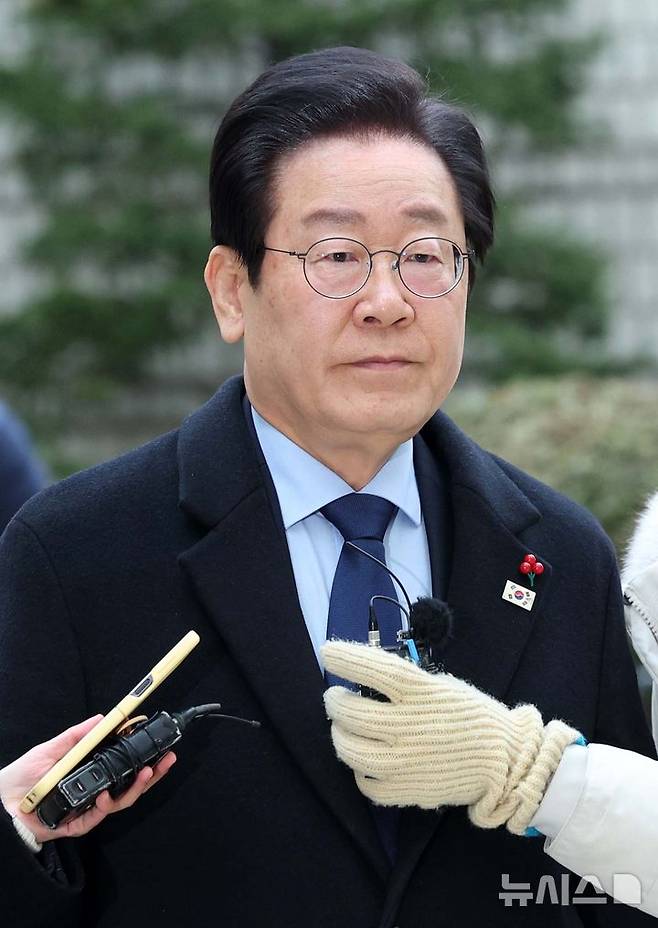 [서울=뉴시스] 고범준 기자 = 이재명 더불어민주당 대표가 17일 오전 서울 서초구 서울중앙지방법원에서 열린 '대장동 배임 및 성남FC 뇌물 의혹' 관련 60차 공판에 출석하고 있다. 2024.12.17. bjko@newsis.com