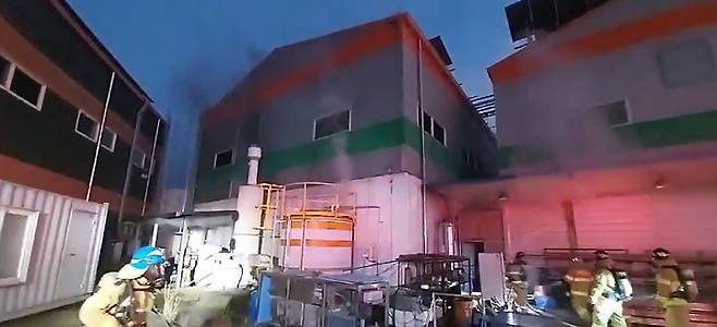 [익산=뉴시스] 17일 오후 5시24분께 전북 익산시 인화동의 한 태양전지 전극 도금 공장에서 불이 나 소방대원들이 진화에 나서고 있다. (사진=전북특별자치도소방본부 제공) 2024.12.17. photo@newsis.com *재판매 및 DB 금지