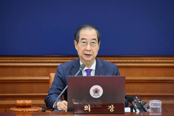 한덕수 대통령 권한대행 국무총리가 17일 서울 종로구 정부서울청사에서 열린 국무회의에서 발언하고 있다.