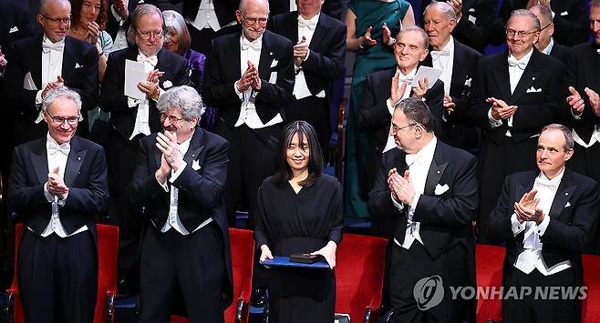 웃음 짓는 한강 작가 (스톡홀름=연합뉴스) 김도훈 기자 = 2024 노벨문학상 수상자인 한강 작가가 10일(현지시간) 스웨덴 스톡홀름 콘서트홀에서 열린 시상식에서 참석자들의 박수를 받으며 웃음짓고 있다. 2024.12.11 superdoo82@yna.co.kr