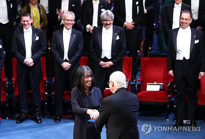 밝은 표정으로 노벨문학상 수상하는 한강 작가 (스톡홀름=연합뉴스) 김도훈 기자 = 2024 노벨문학상 수상자인 한강 작가가 10일(현지시간) 스웨덴 스톡홀름 콘서트홀에서 열린 시상식에서 칼 구스타프 16세 스웨덴 국왕으로부터 노벨문학상 메달과 증서를 받고 있다. 2024.12.11 superdoo82@yna.co.kr