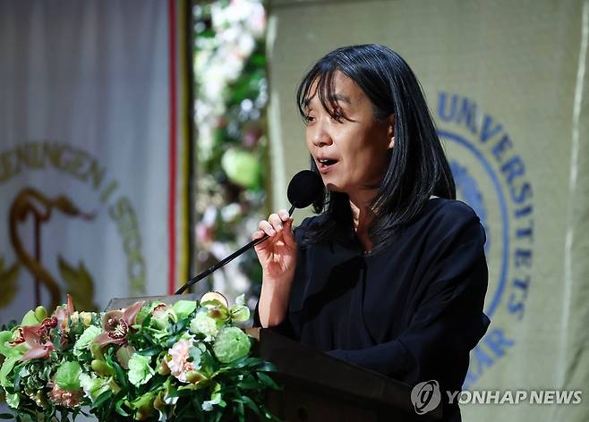 수상 소감 밝히는 한강 (스톡홀름=연합뉴스) 김도훈 기자 = 2024 노벨문학상 수상자인 한강 작가가 10일(현지시간) 스웨덴 스톡홀름 시청사에서 열린 연회에서 수상 소감을 밝히고 있다. 2024.12.11 superdoo82@yna.co.kr