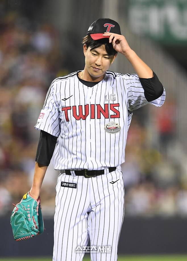 LG 이상영이 잠실구장에서 열린 2024 KBO리그 KIA와 경기 6회초 등판해 KIA 최형우에게 만루 홈런을 허용하고 이닝을 마친 뒤 아쉬워하며 더그아웃으로 들어가고 있다. 잠실 | 박진업 기자 upandup@sportsseoul.com