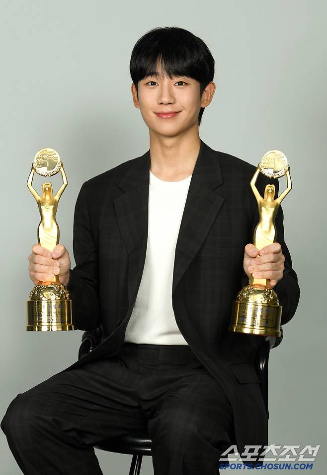 제45회 청룡영화상 남우조연상을 수상한 정해인이 4일 본지와 인터뷰에 앞서 포즈를 취하고 있다. 박재만 기자 pjm@sportschosun.com/2024.12.04/