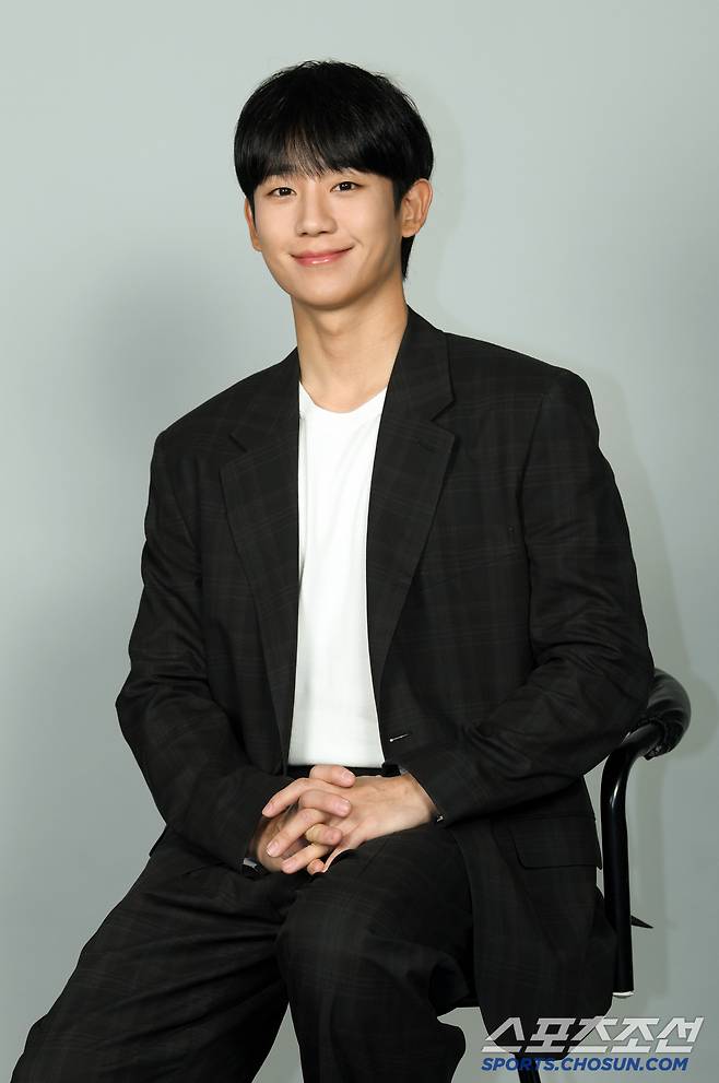 제45회 청룡영화상 남우조연상을 수상한 정해인이 4일 본지와 인터뷰에 앞서 포즈를 취하고 있다. 박재만 기자 pjm@sportschosun.com/2024.12.04/