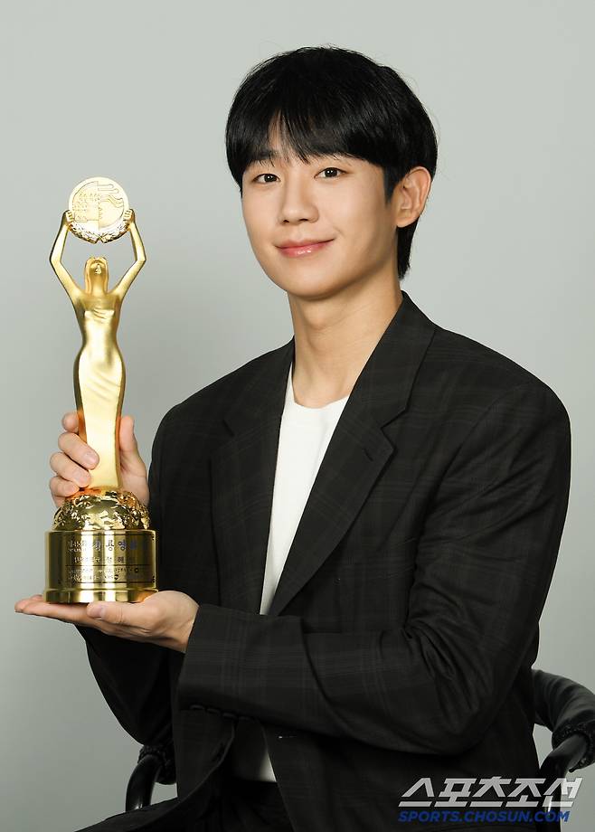 제45회 청룡영화상 남우조연상을 수상한 정해인이 4일 본지와 인터뷰에 앞서 포즈를 취하고 있다. 박재만 기자 pjm@sportschosun.com/2024.12.04/