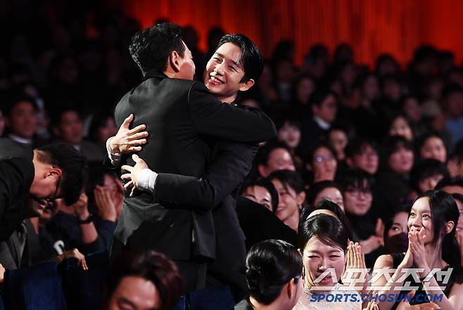 제45회 청룡영화상 시상식이 29일 여의도 KBS홀에서 열렸다. 남우조연상을 수상한 정해인이 황정민과 포옹하고 있다. 정재근 기자 cjg@sportschosun.com/2024.11.29/