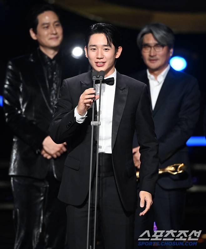 제45회 청룡영화상 시상식이 29일 여의도 KBS홀에서 열렸다. 최우수작품상을 수상한 서울의 봄 정해인이 기뻐하고 있다. 허상욱 기자wook@sportschosun.com/2024.11.29/