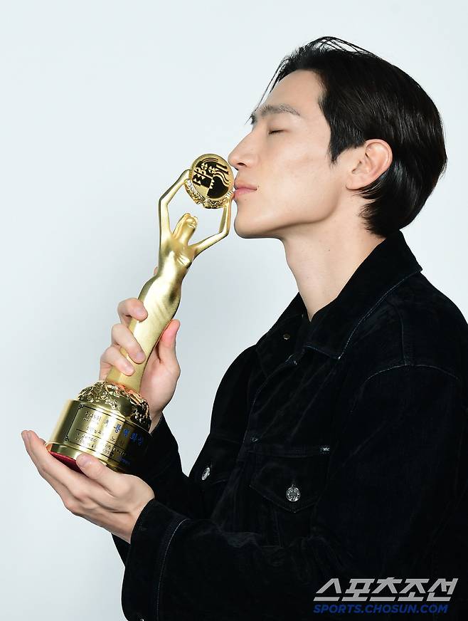 배우 노상현이 본지와 인터뷰에 앞서 포즈를 취했다. 노상현은 제45회 청룡영화상 시상식에서 신인남우상을 수상했다. 포즈를 취하고 있는 노상현. 목동=송정헌 기자songs@sportschosun.com/2024.12.05/