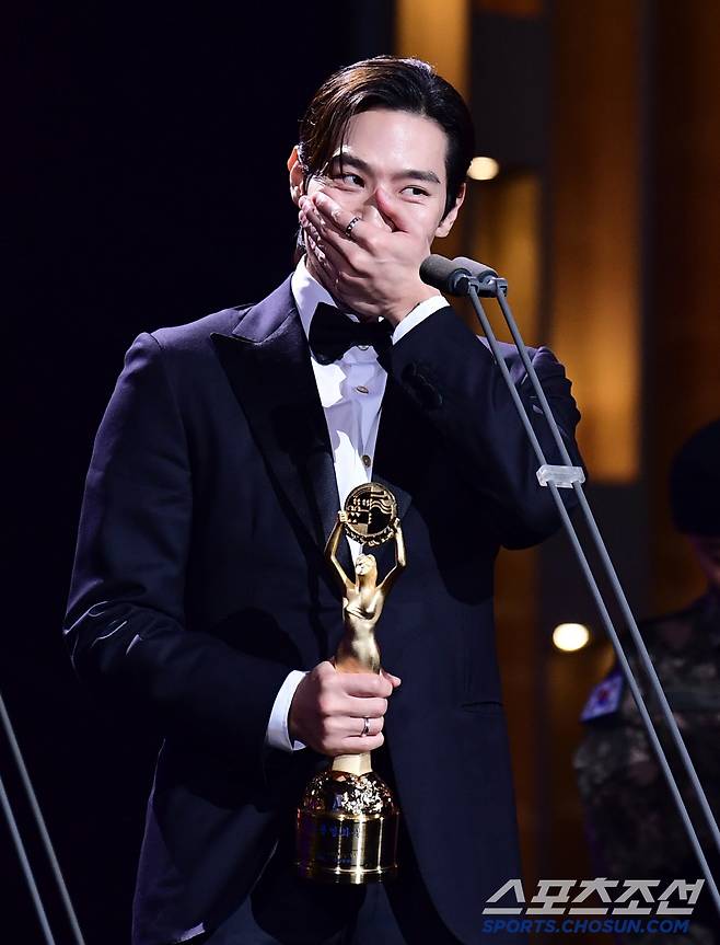 제45회 청룡영화상 시상식이 29일 여의도 KBS홀에서 열렸다. 신인남우상을 수상한 노상현. 여의도=송정헌 기자songs@sportschosun.com/2024.11.29/