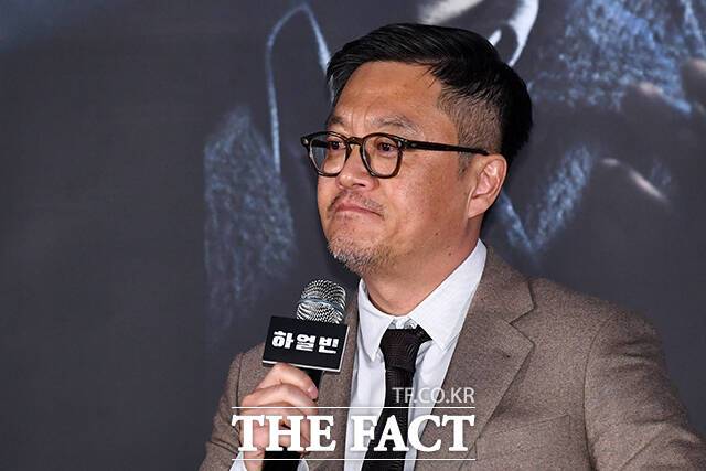 우민호 감독이 18일 오후 서울 용산구 아이파크몰 CGV에서 열린 영화 '하얼빈' 언론배급시사회 및 기자간담회에 참석해 눈물을 삼키고 있다. /서예원 기자