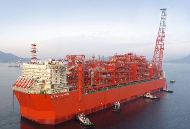 삼성중공업이 건조한 부유식 해양 액화천연가스 액화·생산설비(FLNG) 코랄 술(Coral Sul). /삼성중공업 제공