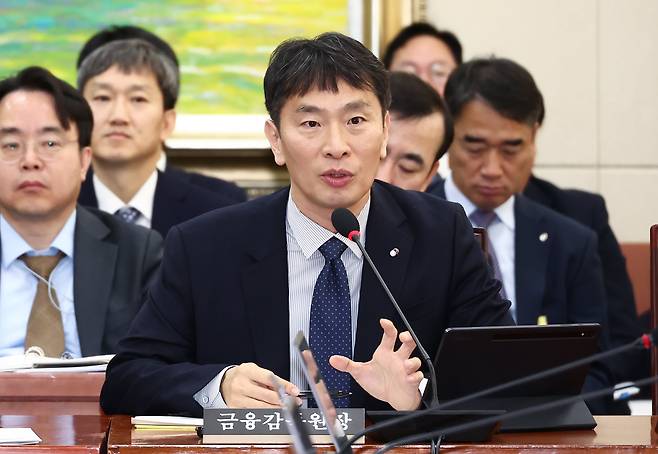 이복현 금융감독원장이 18일 오전 서울 여의도 국회에서 열린 정무위원회 전체회의에서 의원 질의에 답변하고 있다./뉴스1