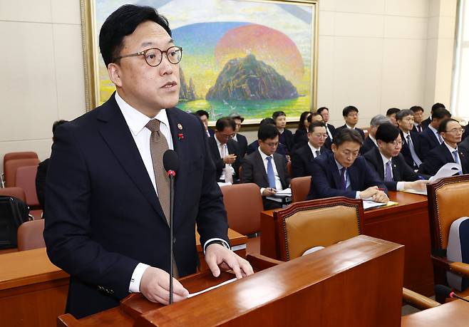 김병환 금융위원장이 18일 오전 서울 여의도 국회에서 열린 정무위원회 전체회의에서 현안 보고를 하고 있다./뉴스1