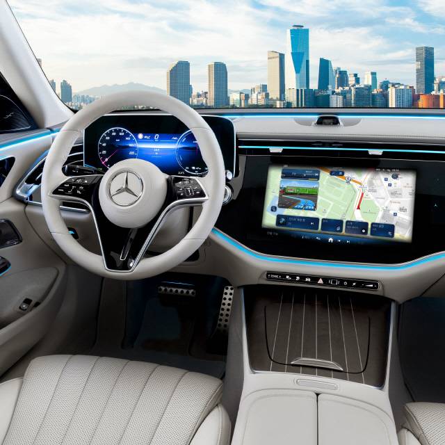 E 350 e 4MATIC 위드 EQ 하이브리드 테크놀로지 티맵 오토. 벤츠 제공