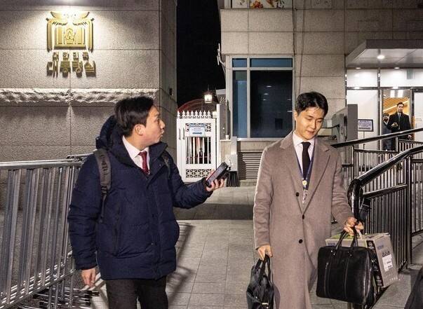 조지호 경찰청장이 사용한 보안전화 서버기록을 확보하기 위해 17일 오전부터 서울 용산구 대통령 경호처 압수수색을 시도했던 비상계엄 공조수사본부 수사관이 압수수색에 실패한 뒤 이날 오후 대통령실 안내실을 나서고 있다. 대통령실사진기자단