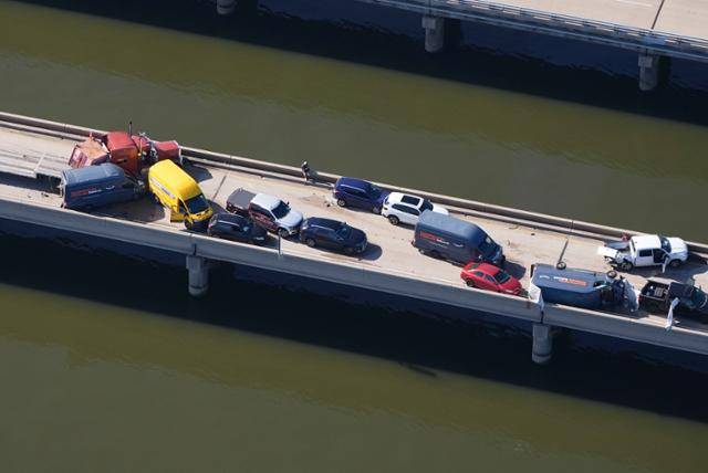 미국 루이지애나주 뉴올리언스에서 17일 아침 안개로 차량 수십 대가 연쇄 추돌하면서 30여 명이 부상을 당한 가운데 38.6km 길이의 레이크 폰차트레인 코즈웨이 사고현장에 차량들이 엉켜 있다. 지난해 10월에도 55번 고속도로에서 '슈퍼안개'로 안전거리를 확보하지 못한 차량들이 앞차를 잇따라 들이받아 158대가 파손되는 사고가 발생했었다. 루이지애나=AP 연합뉴스