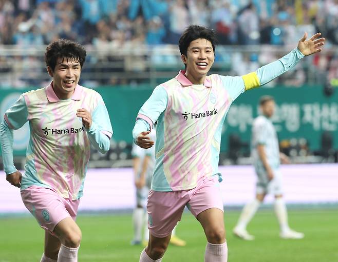 가수 임영웅과 FC서울 기성용이 각각 주장으로 팀을 구성, 스페셜매치를 치르는 ‘쿠팡플레이와 함께 하는 하나은행 자선 축구대회’가 12일 오후 대전월드컵경기장에서 열렸다. 후반 임영웅이 전원석의 골을 어시스트하고 함께 환호하고 있다. 대전=김민규 기자 mgkim1@edaily.co.kr /2024.10.12/