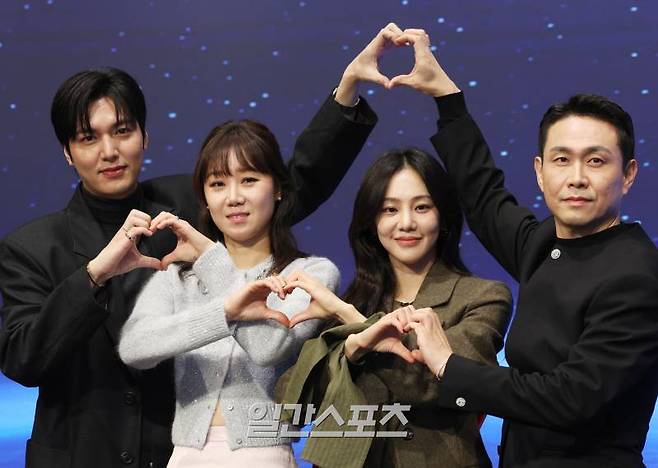 배우 이민호, 공효진, 한지은, 오정세가 18일 오전 서울 구로구 더세인트에서 열린 tvN 토일드라마 '별들에게 물어봐' 제작발표회에서 포즈를 취하고 있다. '별들에게 물어봐'는 무중력 우주정거장에서 일하는 보스 '이브'와 비밀스러운 미션을 가진 불청객 '공룡'의 지구 밖 생활기. 내달 1월 4일 밤 9시 20분 첫 방송. 서병수 기자 qudtn@edaily.co.kr /2024.12.18/