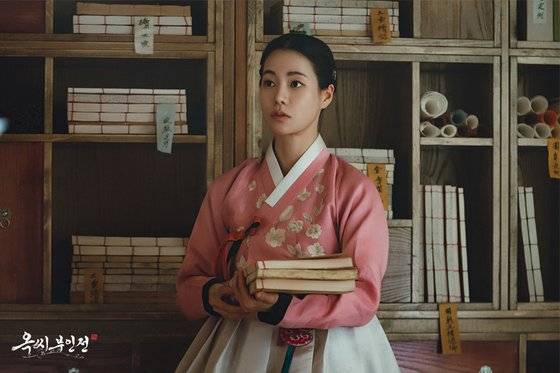 글과 셈에 밝은 구덕이는 자신을 괴롭혀 온 주인인 소혜 아씨로부터 도망친 후, 옥씨 가문의 양녀가 되어 태영이라는 죽은 아씨의 이름을 빌려 살고 있다. 사진 JTBC