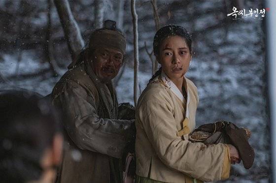 구덕이가 주인인 김낙수 대감과 소혜 아씨의 괴롭힘을 견디지 못하고 아버지인 개죽과 함께 도망치는 장면. 사진 JTBC