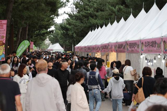 ▲ 강릉시가 커피거리의 발상지인 안목· 송정해변 일대에서 제16회 강릉커피축제를 개최해 대성황을 이뤘다.
