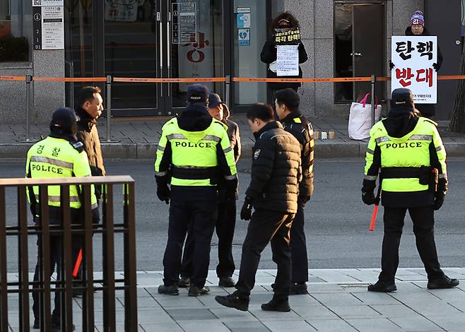 12·3 비상계엄 관련 윤석열 대통령 탄핵 심판을 앞둔 18일 오전 서울 종로구 헌법재판소 앞에서 경찰이 출입을 통제하고 있다. 연합뉴스