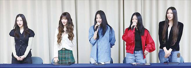 뉴진스는 지난 11월 28일 긴급기자회견을 열고 이튿날인 11월 29일 0시부터 전속계약을 해지하겠다고 발표했다. 이에 대해 어도어가 소송을 제기하며 위약금을 둘러싼 진흙탕 싸움이 예고되고 있다. 사진은 기자회견 장면. (연합뉴스)