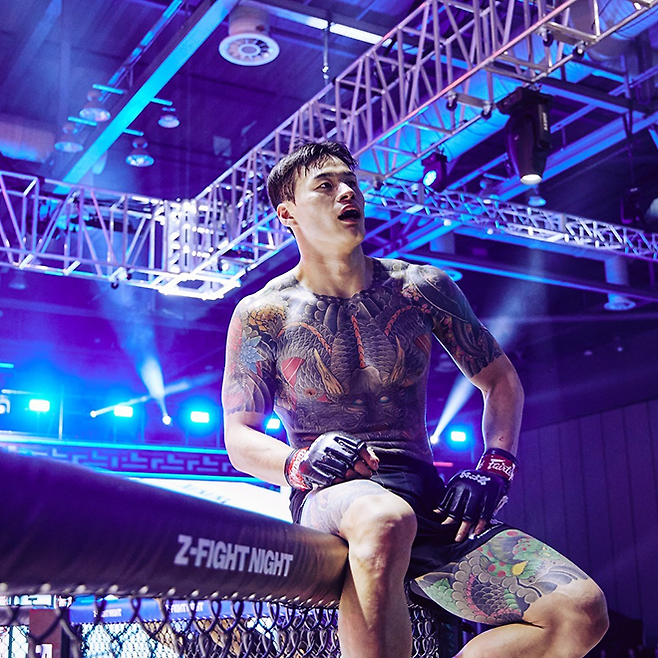 황인수가 ZFN 2 메인이벤트 승리 후 케이지 위에 올라가 관중을 보고 있다. 이번 대회는 UFC Fight Pass로 세계 200여 나라에 생중계됐다. 사진=MCP ECC 제공