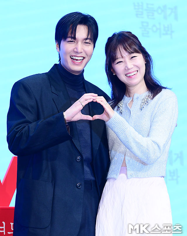 18일 오후 서울 신도림 디큐브시티 더 세인트 그랜드볼룸에서 tvN 토일드라마 ‘별들에게 물어봐’ 제작발표회가 진행됐다. 이날 제작발표회에는 박신우 감독을 비롯해 배우 이민호, 공효진, 오정세, 한지은이 참석했다. / 사진 = 김영구 기자