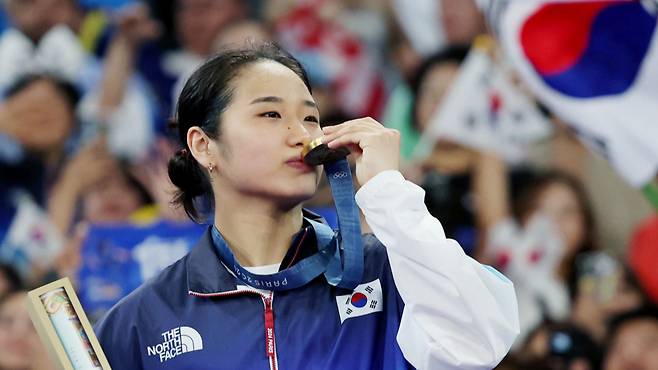 배드민턴 국가대표 안세영이 지난 8월 '2024 파리 올림픽'에서 우승 후 금메달에 키스하는 모습. /사진=뉴시스
