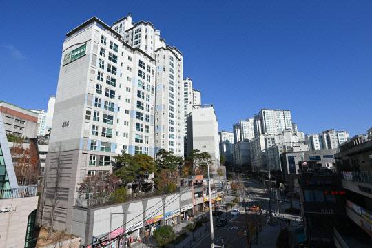 서울 마포구의 ‘대장 아파트’로 떠오른 아현동 마포래미안푸르지오 단지. 문화일보 자료 사진
