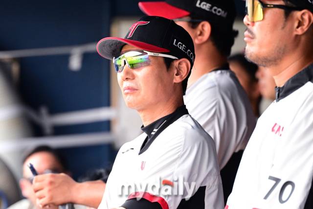 LG 염경엽 감독이 경기를 지켜보고 있다./마이데일리