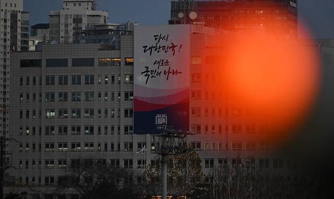 지난  6일 서울 용산구 대통령실 인근에 빨간불이 켜져 있는 모습. 임세준 기자