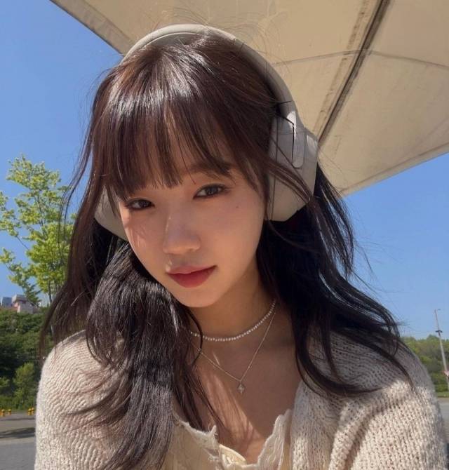 가수 최유정이 소니 헤드셋을 사용하고 있는 모습. [인스타그램 갈무리]