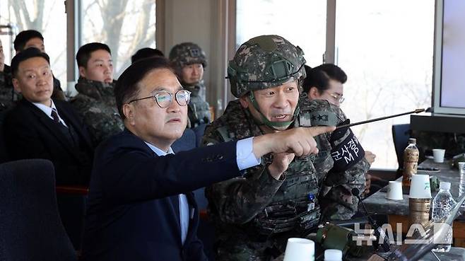 [철원=뉴시스] 국회사진기자단 = 우원식 국회의장이 18일 강원도 철원군 육군 제3보병사단을  방문해 최전방 경계작전태세를 점검하고 있다. 2024.12.18. photo@newsis.com