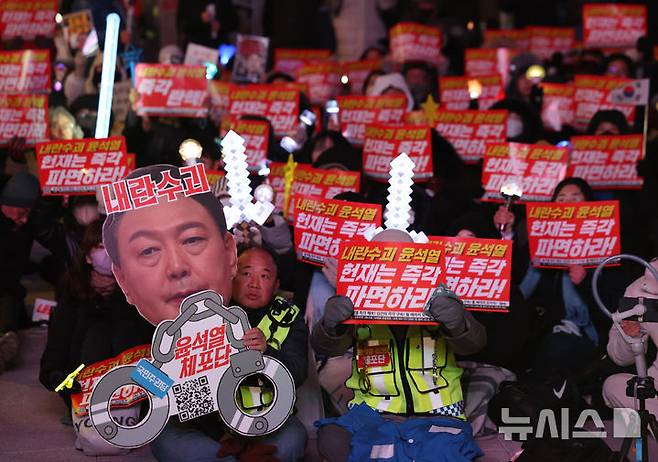 [서울=뉴시스] 김진아 기자 = 18일 오후 서울 종로구 안국역 인근에서 촛불행동 주최로 열린 윤석열 대통령 탄핵 촉구 집회에서 시민들이 구호를 외치로 있다. 2024.12.18. bluesoda@newsis.com